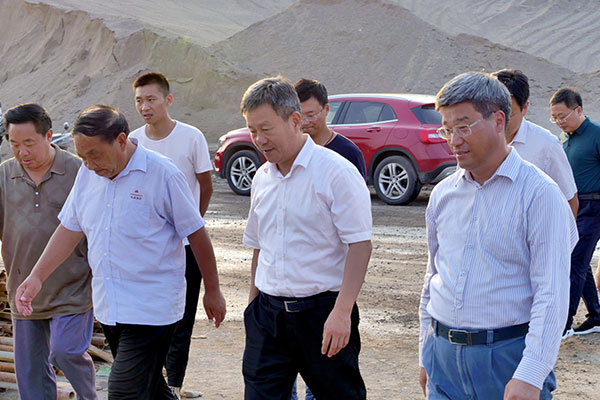 輝縣市委書(shū)記郭書(shū)佩和長(zhǎng)城機(jī)械董事長(zhǎng)