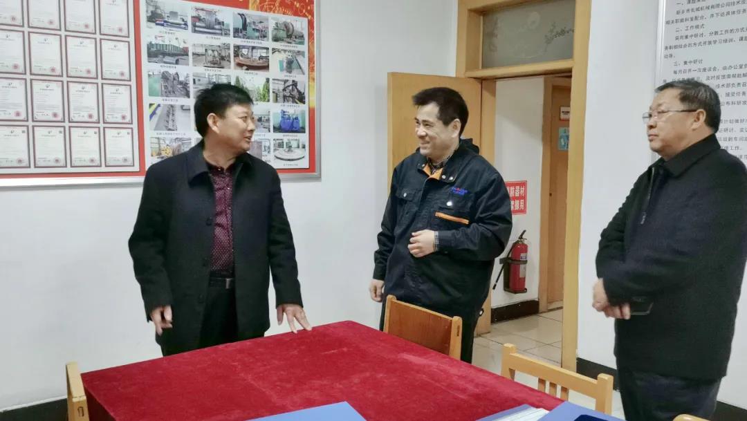 新鄉(xiāng)市總工會副主席王世良(左一)、輝縣市總工會主席李樹林(右一)指導工作