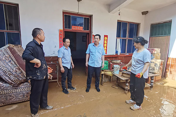 新鄉(xiāng)長城派代表慰問受災(zāi)的員工 新鄉(xiāng)長城派代表慰問受災(zāi)的員工