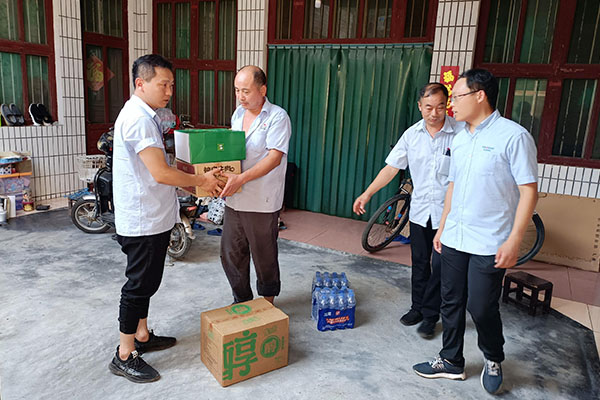 新鄉(xiāng)長城派代表慰問受災(zāi)的員工 新鄉(xiāng)長城派代表慰問受災(zāi)的員工