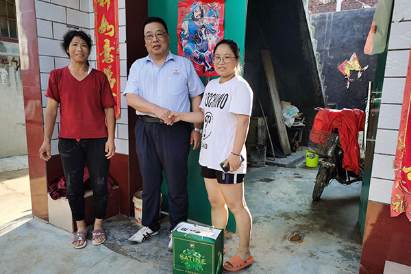 新鄉(xiāng)長城派代表慰問受災(zāi)的員工 新鄉(xiāng)長城派代表慰問受災(zāi)的員工