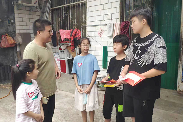 新鄉(xiāng)長(zhǎng)城集團(tuán)愛心家庭攜手輝縣義工“愛心助學(xué)，點(diǎn)亮希望”