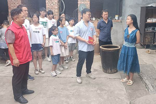 新鄉(xiāng)長(zhǎng)城集團(tuán)愛心家庭攜手輝縣義工“愛心助學(xué)，點(diǎn)亮希望”