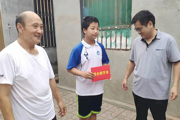 新鄉(xiāng)長(zhǎng)城集團(tuán)愛心家庭攜手輝縣義工“愛心助學(xué)，點(diǎn)亮希望”