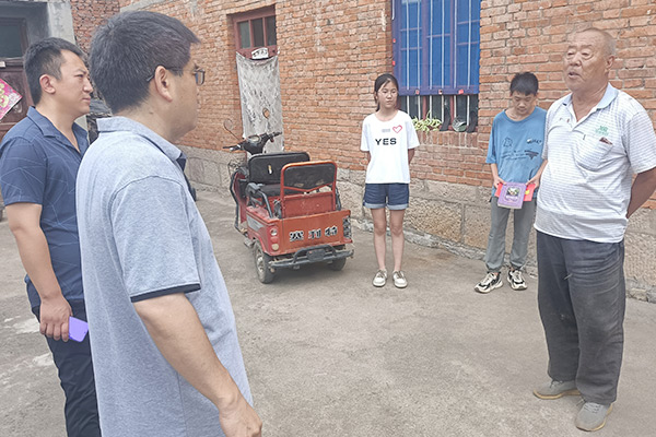 新鄉(xiāng)長(zhǎng)城集團(tuán)愛心家庭攜手輝縣義工“愛心助學(xué)，點(diǎn)亮希望”